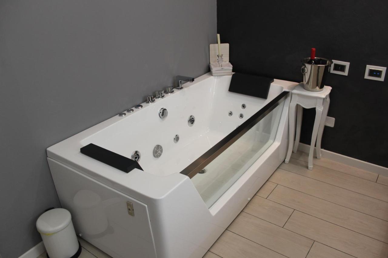Jacuzzi Apartament By Parmacentro B&B Екстер'єр фото