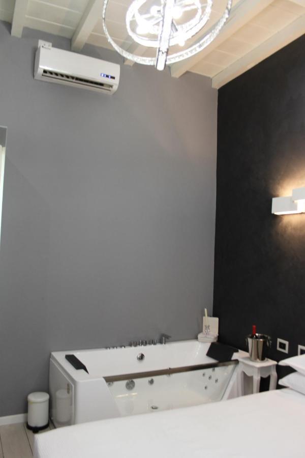 Jacuzzi Apartament By Parmacentro B&B Екстер'єр фото