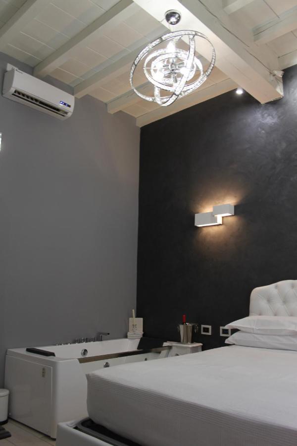 Jacuzzi Apartament By Parmacentro B&B Екстер'єр фото