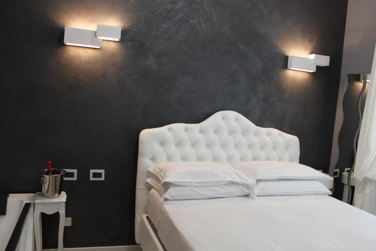 Jacuzzi Apartament By Parmacentro B&B Екстер'єр фото